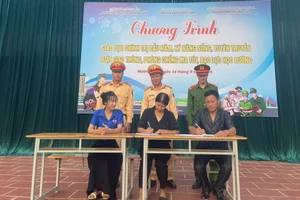 Ký cam kết giữa Đoàn trường, Trường THPT Mường Lầm và Công an Xã Mường Lầm trong Chương trình Giáo dục chính trị đầu năm học.