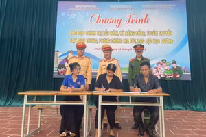 Ký cam kết giữa Đoàn trường, Trường THPT Mường Lầm và Công an Xã Mường Lầm trong Chương trình Giáo dục chính trị đầu năm học.