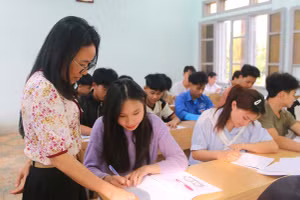 Cô và trò Trung tâm Giáo dục thường xuyên - hướng nghiệp tỉnh Lai Châu. Ảnh: Hà Thuận