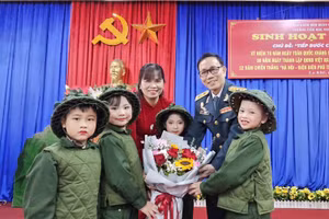 Học sinh Trường Tiểu học Văn Khê (Hà Đông, Hà Nội) giao lưu cùng đại diện Hội Cựu chiến binh phường La Khê. Ảnh: Đình Tuệ.