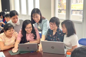 ThS Cao Hồng Huệ tập huấn giáo viên phát triển năng lực số cho học sinh. Ảnh: NVCC