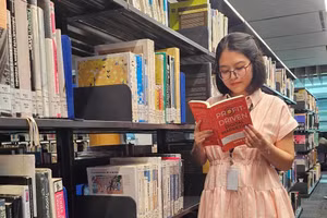 Sách của tác giả Quân Võ có mặt tại thư viện Trường Đại học RMIT. Ảnh: NVCC