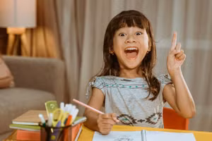 Cha mẹ có thể đưa cho con một cuốn nhật ký để trẻ viết những lời than phiền vào đó. Ảnh: INT.