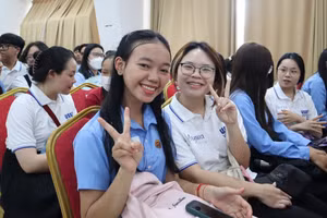 Sinh viên Trường Đại học Khoa học Xã hội và Nhân văn (Đại học Quốc gia TPHCM) giao lưu văn hóa với sinh viên Đại học Hoàng gia Phnôm Pênh. Ảnh: HCMUSSH 