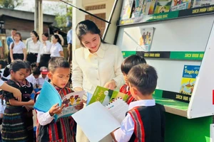 Chuyến xe tri thức khơi dậy văn hóa đọc ở Trường Tiểu học & THCS A Xing (Quảng Trị). Ảnh: Đăng Đức