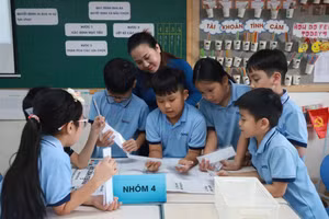 Cô trò Trường THCS-THPT Ban Mai (Kiến Hưng, Hà Nội) trong buổi học đầu tiên sau nghỉ Tết Nguyên đán Bính Ngọ. Ảnh: NTCC