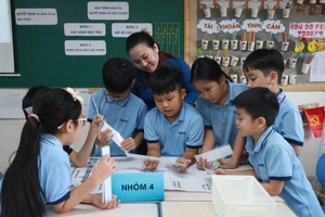 Cô trò Trường THCS-THPT Ban Mai (Kiến Hưng, Hà Nội) trong buổi học đầu tiên sau nghỉ Tết Nguyên đán Bính Ngọ. Ảnh: NTCC