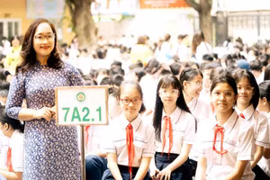 Cô - trò Trường THCS Ngô Sĩ Liên (Hoàn Kiếm, Hà Nội). Ảnh: NVCC