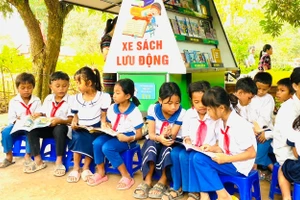 Học sinh đọc sách, truyện dưới tán cây xanh là cách nâng cao văn hóa đọc tại Trường Tiểu học - THCS A Xing. Ảnh: NTCC