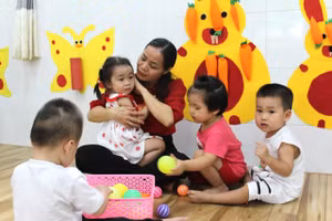 Giáo viên Trường Mầm non Hoa Hồng (Quận 7, TPHCM) chăm sóc trẻ. Ảnh: TH