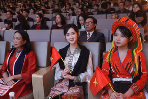 Sinh viên tại lễ tuyên dương học sinh, sinh viên, thanh niên dân tộc thiểu số xuất sắc, tiêu biểu năm 2025. Ảnh: MOET