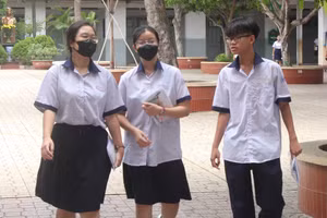 Học sinh TPHCM kết thúc thi môn Toán kỳ thi tuyển sinh lớp 10. Ảnh: M.A.