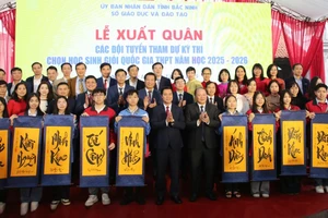 Phó Chủ tịch UBND tỉnh Lê Xuân Lợi cùng đại biểu chụp ảnh lưu niệm với đại diện giáo viên và học sinh các đội tuyển.