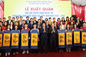 Phó Chủ tịch UBND tỉnh Lê Xuân Lợi cùng đại biểu chụp ảnh lưu niệm với đại diện giáo viên và học sinh các đội tuyển.