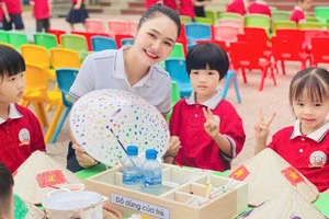 Cô Hạ Thị Trang hướng dẫn cho trẻ hoạt động trên lớp. Ảnh: Đình Tuệ