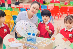 Cô Hạ Thị Trang hướng dẫn cho trẻ hoạt động trên lớp. Ảnh: Đình Tuệ