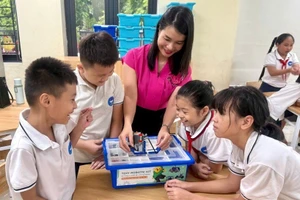 Giờ học STEM của cô và trò Trường Tiểu học Lý Thường Kiệt (Hà Nội). Ảnh: ITN