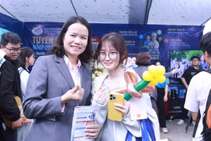 Thí sinh tìm hiểu về công tác tuyển sinh năm 2026 của Trường Cao đẳng Thương mại và Du lịch Hà Nội. Ảnh: Đình Tuệ