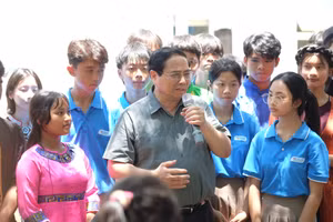 Thủ tướng trò chuyện cùng các em học sinh. 