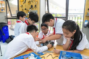 Học sinh Hà Nội thực hành tại phòng STEM.