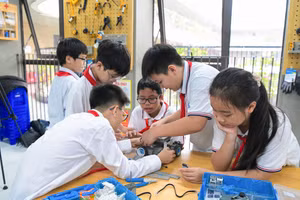 Học sinh Hà Nội thực hành tại phòng STEM.