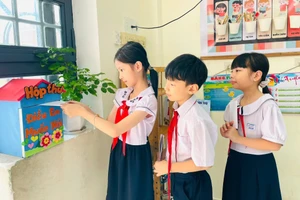 Học sinh Trường Tiểu học Hoàng Văn Thụ, phường Hải Châu, TP Đà Nẵng bày tỏ mong muốn, góp ý với nhà trường qua hộp thư Điều em muốn nói. Ảnh: NTCC