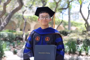 TS Cấn Trần Thành Trung trong lễ tốt nghiệp tại Viện Công nghệ California. 