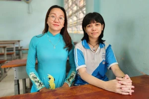 Cô Trần Thị Lan Chinh và Kim Tuyền. Ảnh: Lâm Ngọc