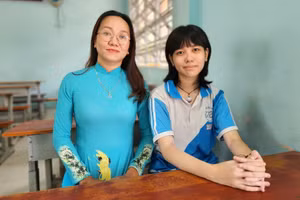 Cô Trần Thị Lan Chinh và Kim Tuyền. Ảnh: Lâm Ngọc