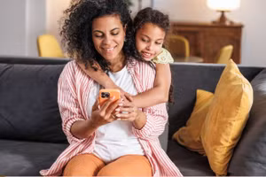 Khoảng 70% phụ huynh tin rằng, cần có hướng dẫn rõ ràng về cách sử dụng AI trong giáo dục. Ảnh: INT.