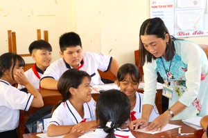 Cô Lý Hòa Ly hướng dẫn học sinh học tập.