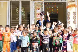 Dù đủ điều kiện để về công tác tại trường chính hoặc điểm bản thuận lợi hơn nhưng cô vẫn chọn ở lại với những đứa trẻ bản Mông.