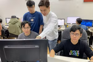 Kỹ sư Lục Đức Trí (áo trắng) và các kỹ sư thiết kế vi mạch do mình đào tạo. 