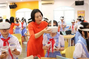 Học sinh Trường Tiểu học Đinh Tiên Hoàng (Hồng Bàng, Hải Phòng) trải nghiệm công nghệ thực tế ảo.