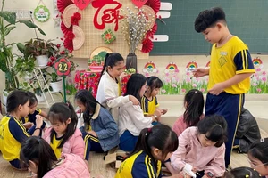 Học sinh Trường Tiểu học Lê Đình Chinh trang trí góc trưng bày trong Ngày hội Tết xưa. Ảnh: NTCC