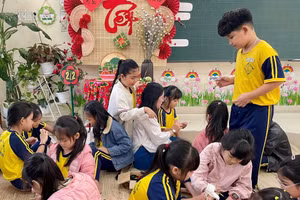 Học sinh Trường Tiểu học Lê Đình Chinh trang trí góc trưng bày trong Ngày hội Tết xưa. Ảnh: NTCC