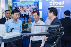 Đại biểu tham quan gian trưng bày sản phẩm đổi mới sáng tạo tại Hội nghị Thúc đẩy hợp tác Ba Nhà, Trường Đại học Công nghệ Kỹ thuật TPHCM, tháng 11/2025. Ảnh: UTE