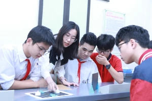 Cô Huyền Anh hướng dẫn học sinh tìm hiểu về ảnh của vật tạo bởi gương phẳng tại Trường THCS Hoàng Liệt. Ảnh: TG