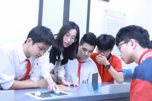 Cô Huyền Anh hướng dẫn học sinh tìm hiểu về ảnh của vật tạo bởi gương phẳng tại Trường THCS Hoàng Liệt. Ảnh: TG