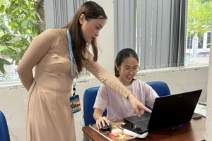 ThS Nguyễn Thanh Huyền hướng dẫn sinh viên sử dụng AI trong học tập. Ảnh: NVCC