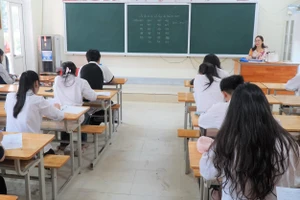 Trường THPT Huỳnh Thúc Kháng (TP Vinh, Nghệ An) tổ chức thi thử tốt nghiệp THPT năm 2025. Ảnh: Hồ Lài