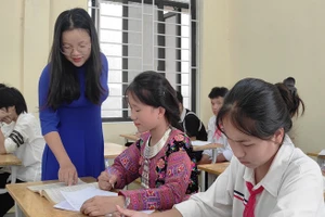 Cô và trò Trường Phổ thông DTBT THCS Mường Lý dạy, học trong điều kiện khang trang.