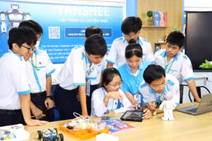 Học sinh Trường THPT Đầm Dơi (Cà Mau) ứng dụng AI trong học tập. Ảnh: QM