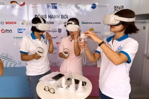 Giới trẻ tìm hiểu nước Đức với công nghệ thực tế ảo. Ảnh: Hà An