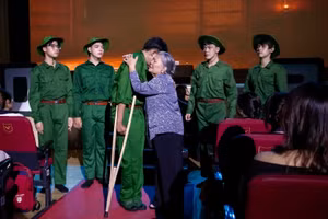 Sinh viên biểu diễn kịch từ tác phẩm văn học lịch sử tại sự kiện của trường. Ảnh: VLU 