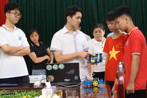 Học sinh xã Tri Lễ (Lạng Sơn) tham gia học và nghiên cứu Robot. Ảnh: NVCC