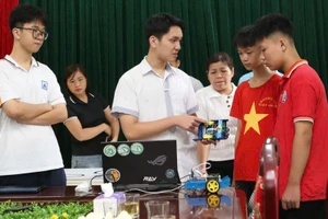 Học sinh xã Tri Lễ (Lạng Sơn) tham gia học và nghiên cứu Robot. Ảnh: NVCC