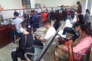 Người dân chờ hoàn tất các thủ tục cấp phép kinh doanh hộ gia đình tại quận Cẩm Lệ (Đà Nẵng). Ảnh: PV 