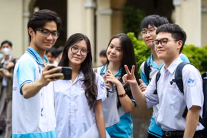 Thí sinh sau môn Ngữ văn Kỳ thi tốt nghiệp THPT 2025. Ảnh minh họa: INT