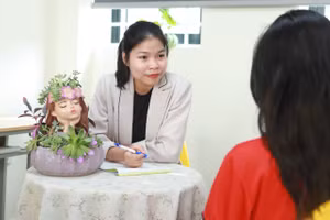 Học sinh một trường THCS tại Hà Nội được cán bộ tâm lý học đường giải đáp thắc mắc về tình bạn trong học đường. Ảnh: Đình Tuệ